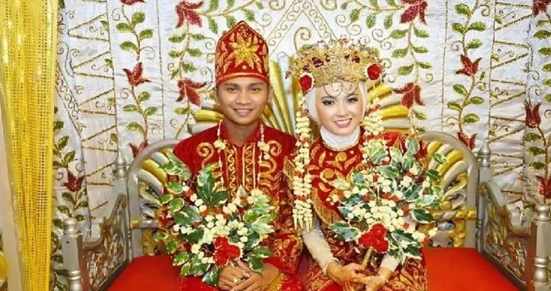 বিয়ের পর ৩ দিন টয়লেটে যেতে পারেন না নব দম্পতি